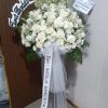 Standing flower duka cita putih hijau 2 tingkat, cocok untuk rumah duka. Layanan kirim cepat ke Bekasi, siap 24 jam.